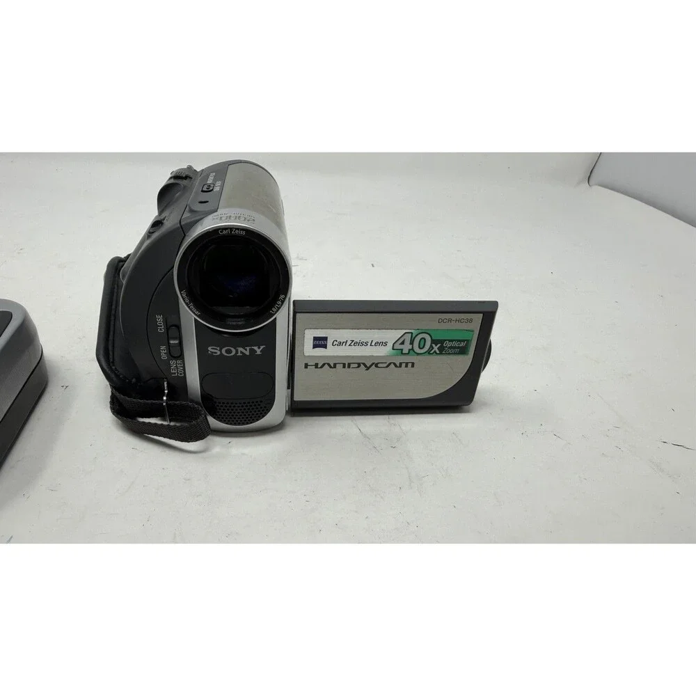 Sony Handycam Camcorder Carl Zeiss 40x Optical Zoom DCR-HC38 - 